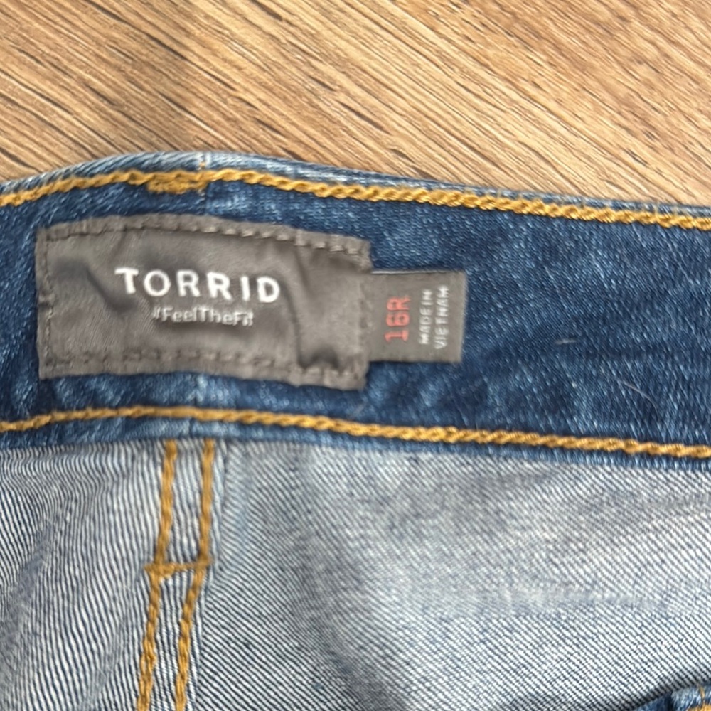 Torrid feel the fit Classic Blue Women's Jeans size 16R NWOT - Picture 2 of 4